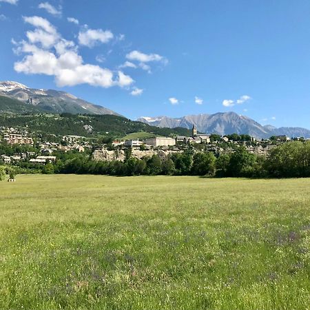 Le Pied De Ville Pouzenc Embrun Luaran gambar