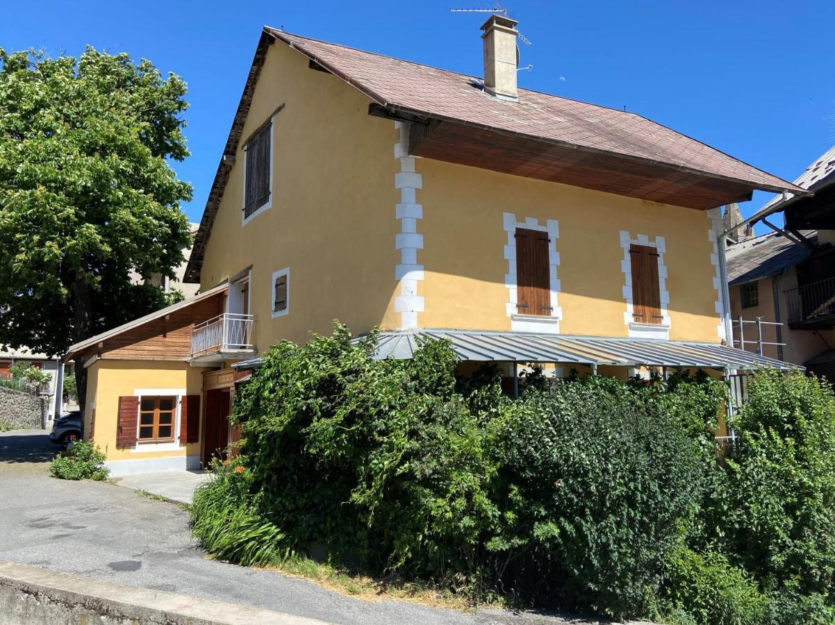 Le Pied De Ville Pouzenc Embrun Luaran gambar